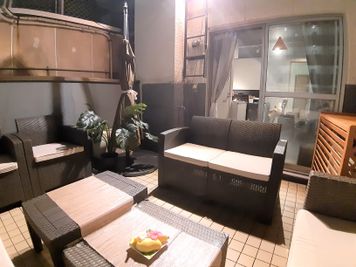 テラスには常時灯があるので、夜でも明るい - LUX池袋 雨キャンセル無料 屋上BBQアジアンリゾートの室内の写真