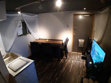 疲れたら室内でひと休み - LUX池袋 雨キャンセル無料 屋上BBQアジアンリゾートの室内の写真