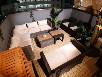 夜も雰囲気抜群 - LUX池袋 雨キャンセル無料 屋上BBQアジアンリゾートの室内の写真