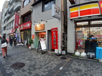 1階は台湾唐揚のお店のビルです。 - LUX池袋 雨キャンセル無料 屋上BBQアジアンリゾートの外観の写真