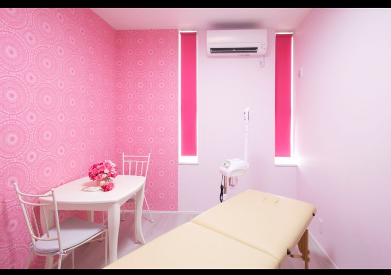 ピンクのサロン部屋 - kawakami美人塾エステ エステルーム貸出の室内の写真