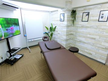 施術用ベッド(185㎝×70㎝）、胸当てクッション、昇降イス。TVにリラックス音楽を流せば癒し空間になります。 - ComfortSpace上野 ComfortSpace上野Ⅰの室内の写真