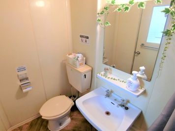 洋式トイレ。流水音発生装置もついてます。 - UENO BLDG. ComfortSpace上野Ⅰの室内の写真