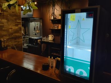 バーカウンター
脇の冷蔵庫もご利用頂けます。 - Rental room CASK カラオケ付きレンタルルームの設備の写真