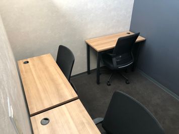 3人用会議室 - Easy Work 金沢  会議室①、コワーキングの室内の写真