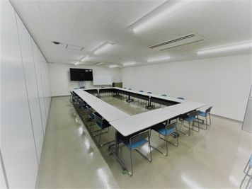 間にある間仕切り壁を使えば、2室に分けることもできます。 - 九州旅客鉄道株式会社　建設工事部 貸会議室Aの室内の写真