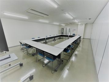 間にある間仕切り壁を使えば、2室に分けることもできます。 - 九州旅客鉄道株式会社　建設工事部 貸会議室Aの室内の写真