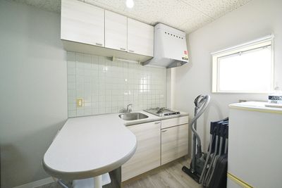 冷蔵庫・電子レンジ・オーブン・カセットコンロや鍋もございます。 - LeadDesignSpace 高岡のマルチレンタルスペースの室内の写真