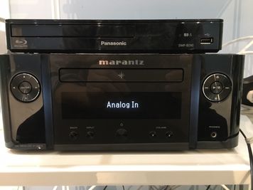 ブルーレイディスクとスピーカーアンプ。スマートフォンと繋げて音楽流せます！ - BOIL studio 防音仕様のスタジオ／壁一面鏡／高い天井／Wi-Fi／換気設備の設備の写真