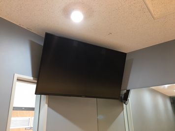 大型モニターでDVDを見ながら練習もできます！ - BOIL studio 防音仕様のスタジオ／壁一面鏡／高い天井／Wi-Fi／換気設備の設備の写真