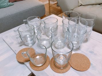 グラスも充実。左手のガラス製マグは、もちろん温かいお飲み物にもご利用いただけます。 - チルスペ四条烏丸 パーティースペースの室内の写真