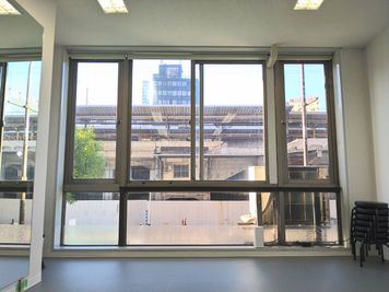 大きな窓で換気性バツグン！ - シェア・スタジオ Bluebird《元町Aスタジオ》 レンタルスタジオの室内の写真