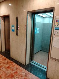 入口入っていただきすぐ目の前にエレベーターがございます。
 - Y・Mパートナーシップ５０６号　 506号の室内の写真