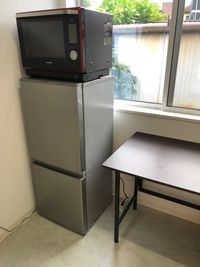 冷蔵庫、オーブン機能付きレンジレンジ完備 - ハヤブサビル キッチン付きレンタルルームの設備の写真