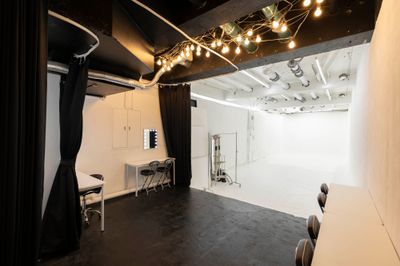 アーティストフォトスタジオ四谷 激安駅チカ幅11m3面R白ホリ＿スモーク大音量クロマキー可能の室内の写真