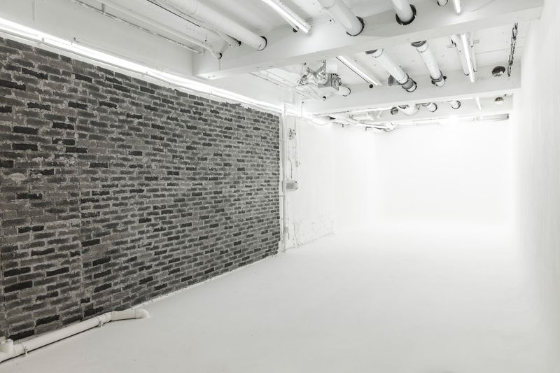 アーティストフォトスタジオ四谷 格安幅11m3面R白ホリスタジオの室内の写真