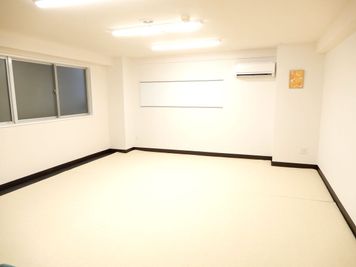 ＜フルーツ会議室　新潟駅前＞ 多目的スペースの室内の写真