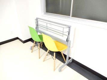 予備の机と椅子です。 - ＜フルーツ会議室　新潟駅前＞ 多目的スペースの室内の写真