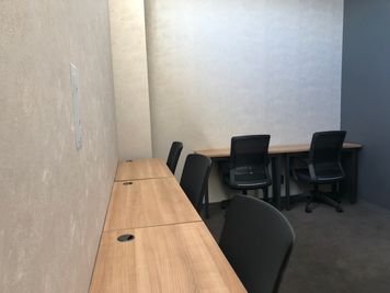 Easy Work 金沢  会議室②、コワーキングの室内の写真