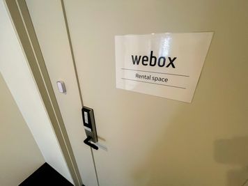 オートロック形式です。ご予約時に暗証番号をお伝えします。 - Webox hommachi レンタルスペースの入口の写真