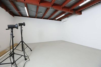 フィッティングルーム、照明（LED）、テーブル、机、撮影グッズも完備 - 大阪わくわくベース スタジオ使用 体験型写真スタジオ大阪わくわくベース　コンセプトスタジオレンタルの設備の写真