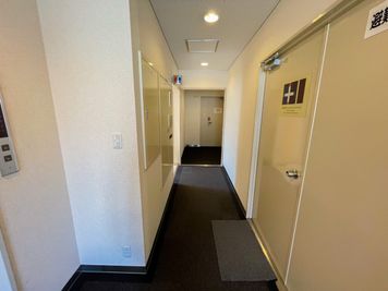 7Fエレベーターを降りてすぐ左に曲がり突き当りにあるお部屋が当レンタルスペースになります。 - Webox hommachi レンタルスペースのその他の写真