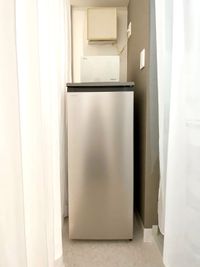スタイリッシュな冷蔵庫とホットキャビン - EYENA eyelash 【ベッド2】マツエク、アイブロウ専用サロンの設備の写真
