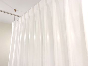 カーテンで半個室になっています - EYENA eyelash 【ベッド2】マツエク、アイブロウ専用サロンの室内の写真