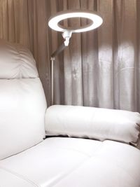 ライトの明るさは自由に変えられます - EYENA eyelash 【ベッド2】マツエク、アイブロウ専用サロンの設備の写真