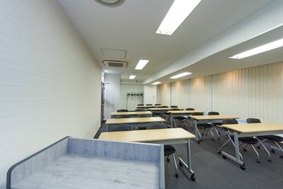 プロジェクターのご用意もございます。※別途1,650円（税込） - 渋谷道玄坂アントレサロン 18名セミナールームの室内の写真