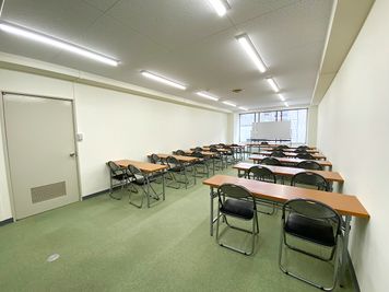 共栄実業(株)　三栄ビル 第3会議室(最大24名可）の室内の写真