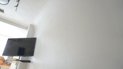 天井と緩やかなアールでつながったフラットな白壁では天井高を気にせずに撮影ができます。 - Polano(ポラーノ)渋谷神泉 撮影配信パーティースペースの室内の写真