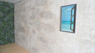 漆喰の壁にはスマートディスプレイが埋め込まれており、まるで窓のように風景を楽しめます。 - Polano(ポラーノ)渋谷神泉 撮影配信パーティースペースの室内の写真