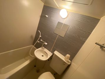 シャワールーム（オプション）タオル等ご持参ください - グリーンハイツ寿 🌿隠れ家🌿102号室✨毎日清掃✨高速WIFIの設備の写真