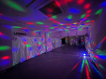 Lii danceダンススタジオ 日暮里駅近！個室のリノリウムスタジオ！ホームシアター、ライトつきの室内の写真