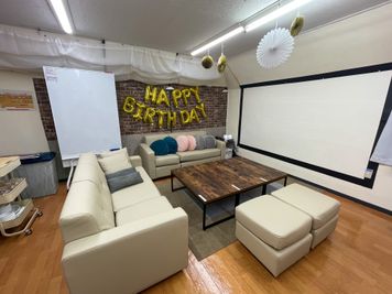 パーティ　高田馬場 ＼定員4名／広々フリースペースの室内の写真