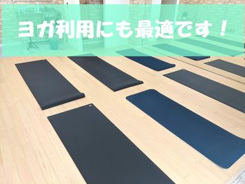 ヨガマットは高級品を常備しています。
・(マンドゥカ)Manduka PRO ロング　5枚
・(マンドゥカ) Manduka　BEGIN　2枚 - monoダンススタジオ西巣鴨 monoダンススタジオ西巣鴨　高級ヨガマットも常備の室内の写真