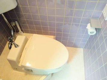 トイレ(洋式にリフォーム済み／音姫付き) - シェア・スタジオ Bluebird《元町Aスタジオ》 レンタルスタジオの室内の写真