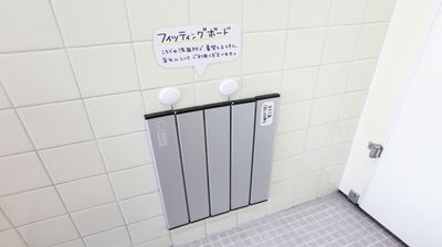 着替えスペース②です。お手洗いの洗面スペースで着替えも可能です。ご利用の際はフィッティングボードを敷いてお使いください。 - レンタルスタジオDAYS 与野店 レンタルスタジオDAYS 与野３階の設備の写真