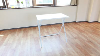 テーブルのサイズは、天板70cm×45.5cm、高さ66cmになります。 - レンタルスタジオDAYS 与野店 レンタルスタジオDAYS 与野３階の設備の写真