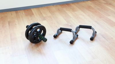 アブローラー・プッシュアップバーもございます。（ご利用後はスタジオ内の消毒スプレーをお使いください） - レンタルスタジオDAYS 与野店 レンタルスタジオDAYS 与野３階の設備の写真