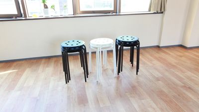 椅子は９脚ご用意しております。 - レンタルスタジオDAYS 与野店 レンタルスタジオDAYS 与野３階の設備の写真