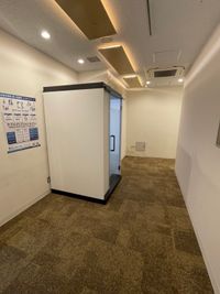 廊下に設置されています - テレワークブース品川Ⅱ【 無料WiFi あり】 高輪エンパイヤビルの室内の写真