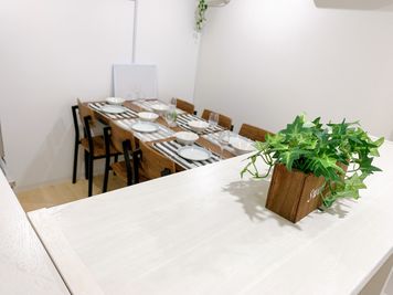 ６人が着席できるダイニング - こくスぺ　パーティ ゆったりくつろげるおうちスペースの室内の写真