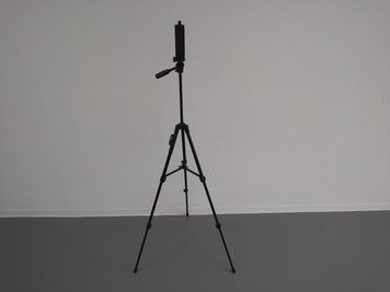 三脚(スマホ・iPad対応)で快適な動画撮影をどうぞ - シェア・スタジオ Bluebird《元町Aスタジオ》 レンタルスタジオの設備の写真