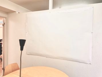 ホワイトボードシートご自由にお使い頂けます。 - GARAGE WASEDA 【貸し会議室】社会人用の室内の写真