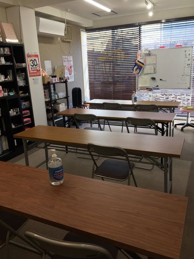 会議用テーブル4台、椅子あります。 - レンタルサロンめぐみ会議室 コンビニが近いレンタル教室(2名以上利用)の室内の写真