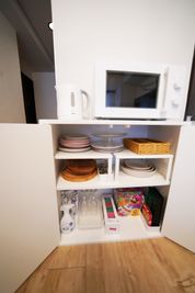電子レンジ、ポット、食器 - ひつじハウス２ユニ 最安！駅近人気スペースの室内の写真