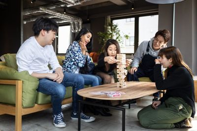 ソファーでゆっくり時間をすごせます - UNPLAN Fukuoka キッチン付きレンタルスペースの室内の写真