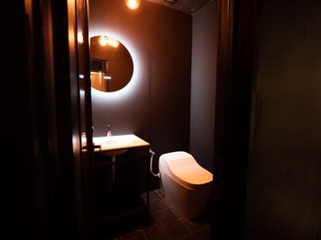 お手洗いもこだわりの空間となっております。 - in the house / Hatagata "Shack"の室内の写真